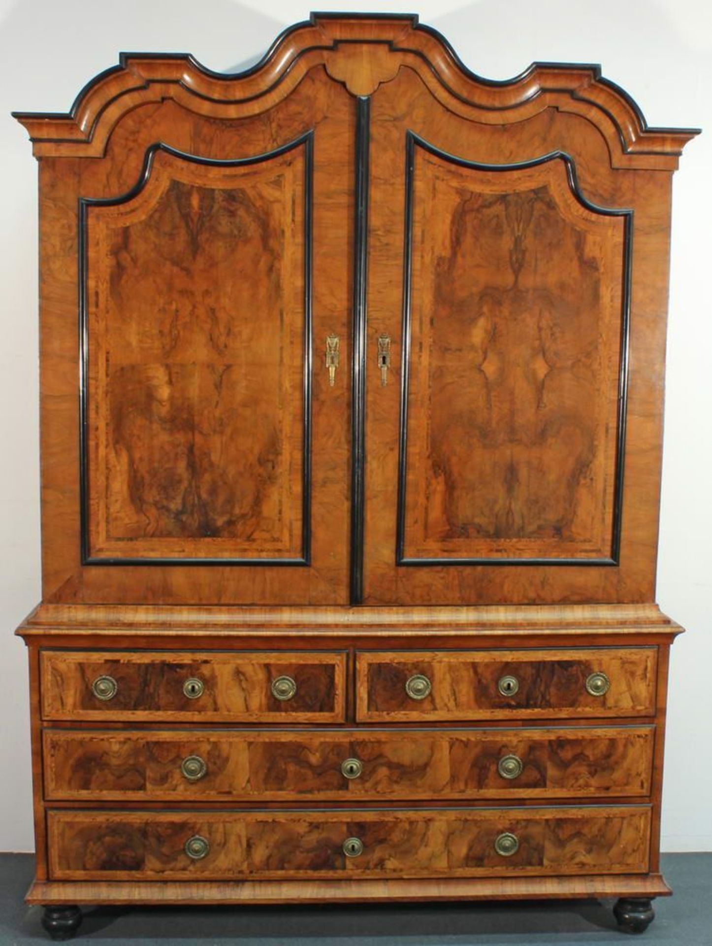 Reserve: 2800 EUR        Kommodenaufsatzschrank, Norddeutschland, 18. Jh., Nuss-/Nussmaserholz, - Image 2 of 2