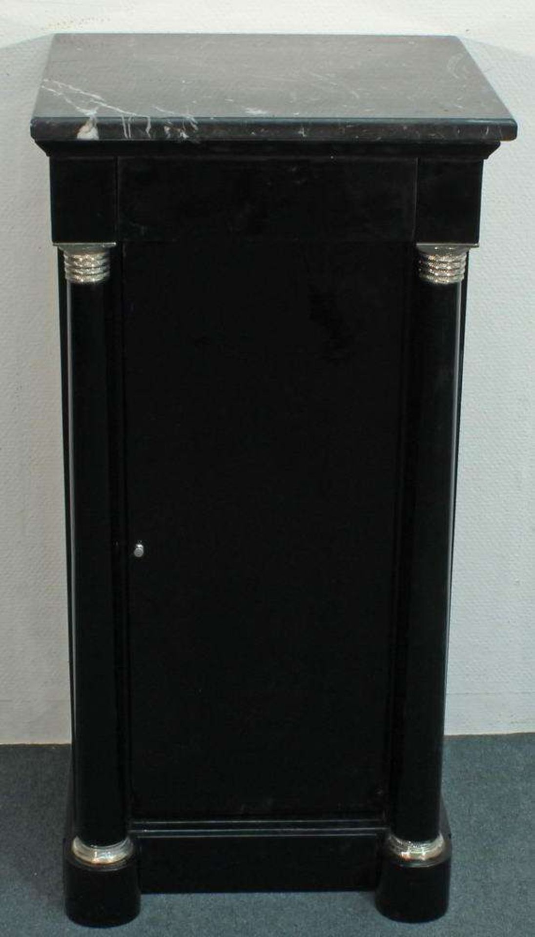 Reserve: 180 EUR        Beistellschränkchen, Empire-Stil, 20. Jh., Holz, schwarz gelackt, - Image 2 of 2