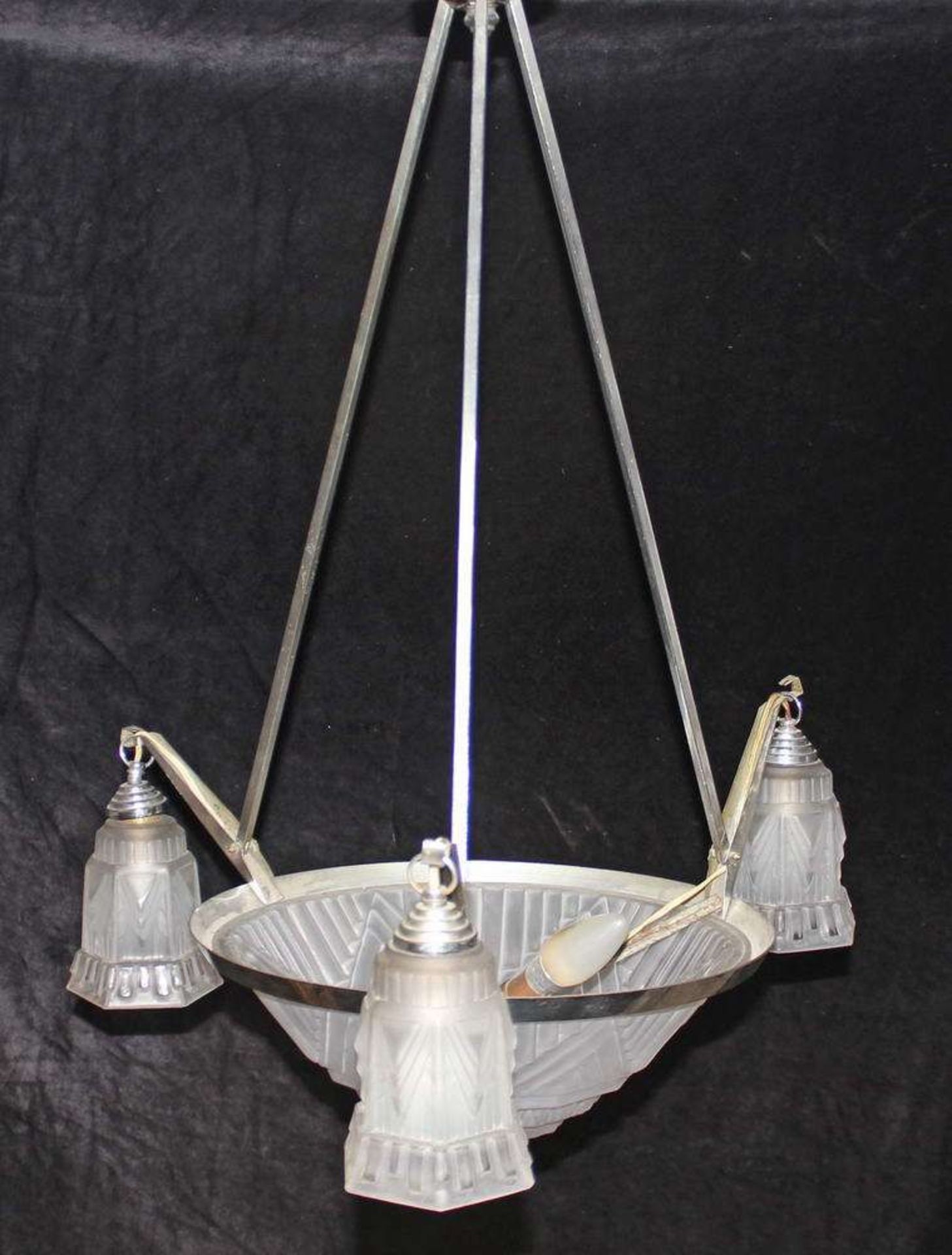 Reserve: 250 EUR        Deckenlampe, Art Deco-Stil, Metallgestell, drei Glocken und Mittelschale aus - Image 2 of 2