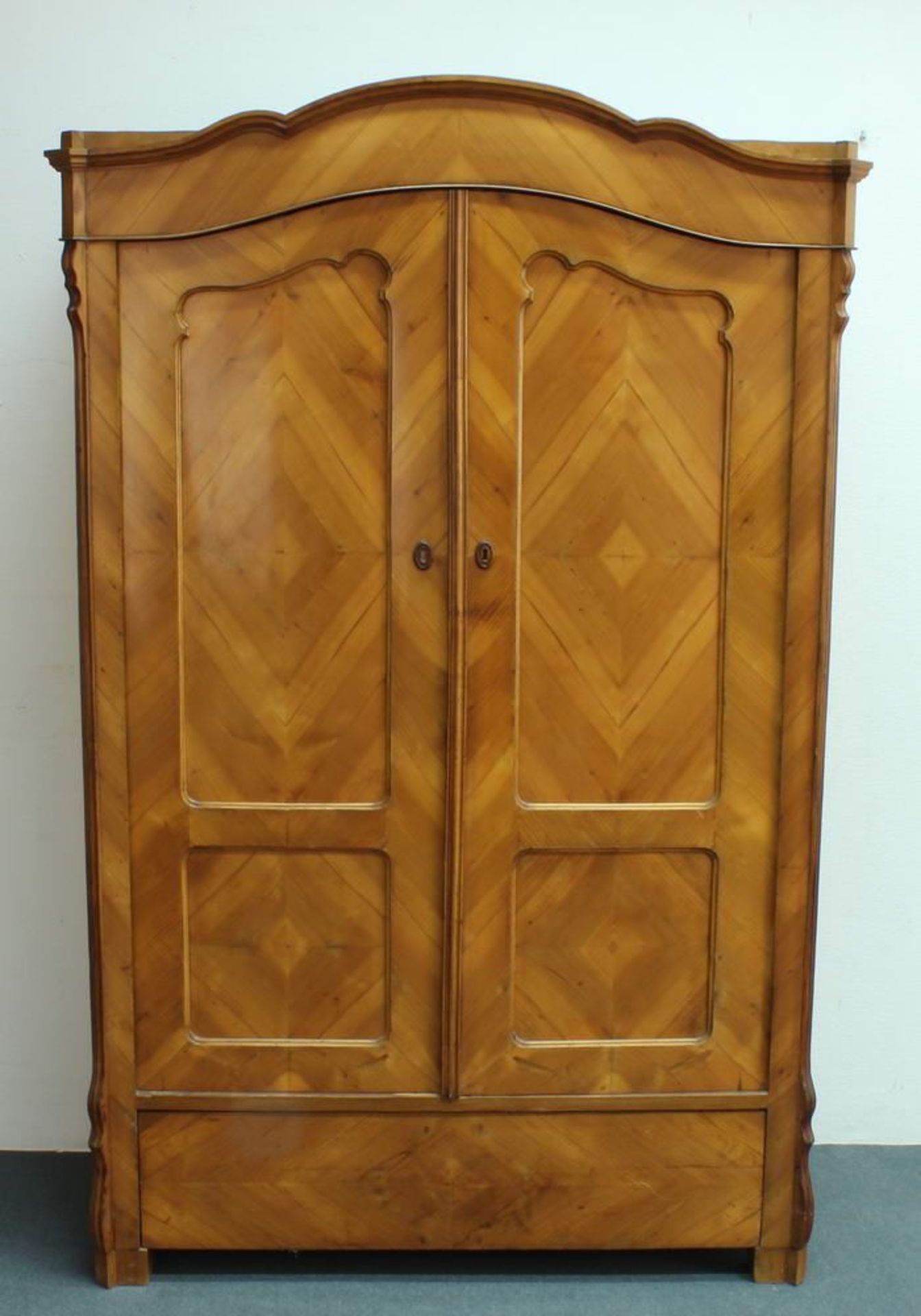 Reserve: 280 EUR        Kleiderschrank, um 1860/70, Kirschbaum, zwei  Türen, im Sockel ein - Image 2 of 2