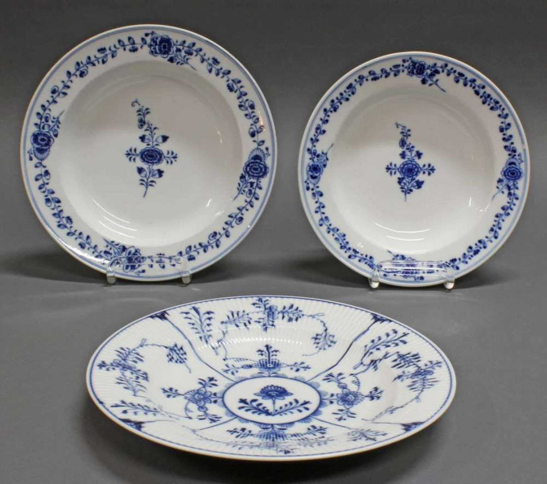 Reserve: 60 EUR        3 Teller, Meissen, Schwertermarke, 19. Jh., 1. Wahl, verschiedene Blaudekore,