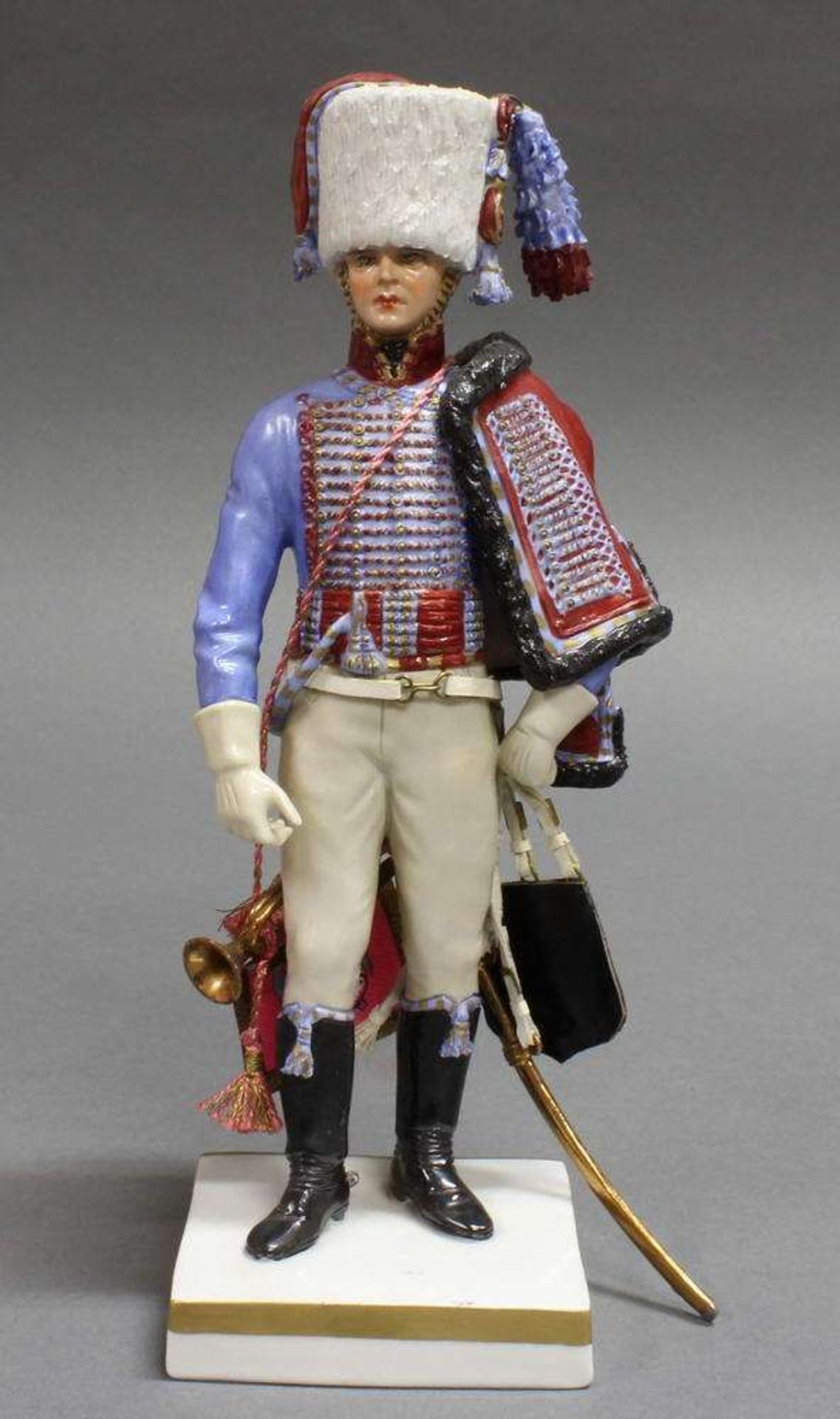 Reserve: 120 EUR        Porzellanfigur, "Trompette des Chasseurs à Cheval de la Garde 1813", blaue