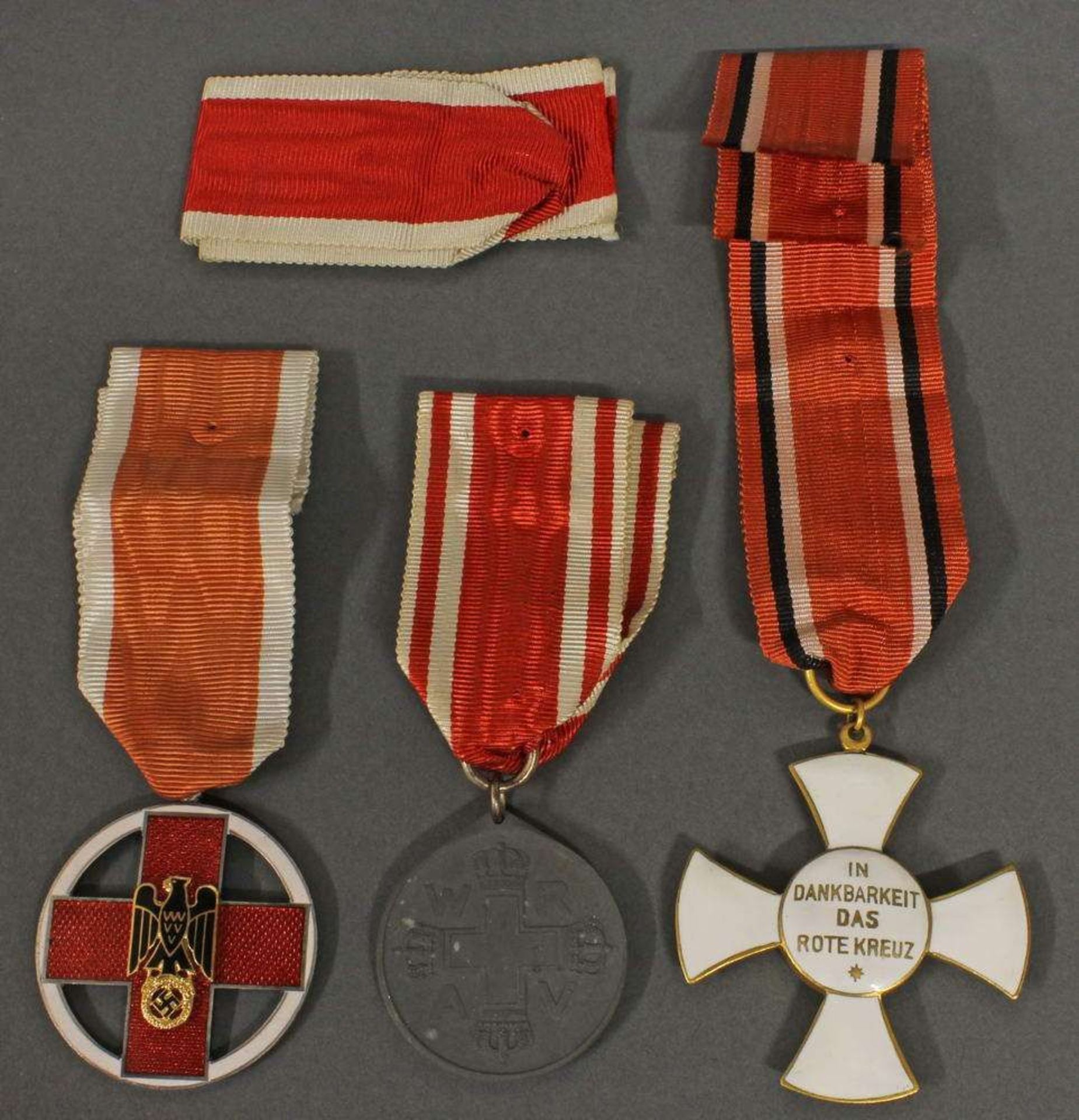 Reserve: 120 EUR        Konvolut Deutsches Rotes Kreuz, dreiteilig: DRK-Ehrenzeichen am Band, - Image 2 of 2