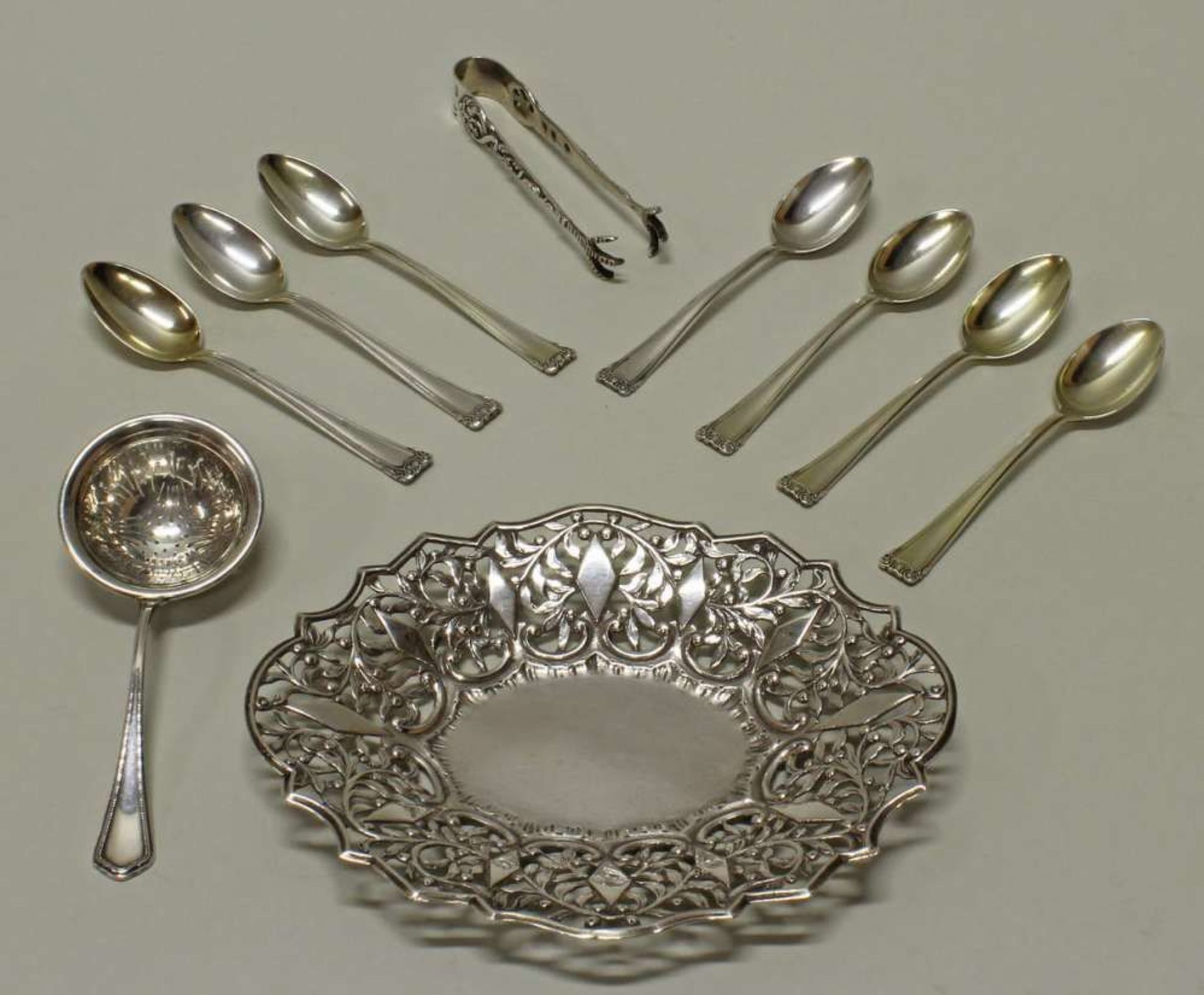 Reserve: 80 EUR        7 Kaffeelöffel, Streulöffel, Zuckerzange, Schälchen, Silber 800, zus. ca. 188 - Image 2 of 2