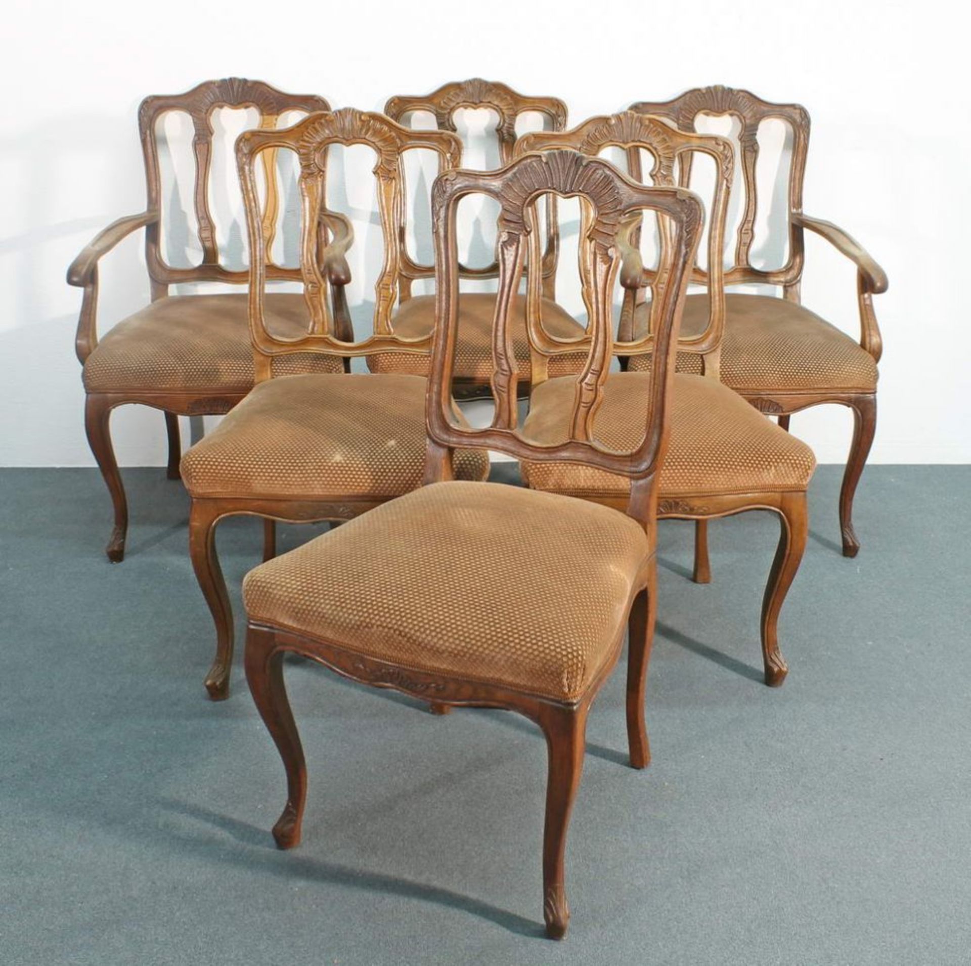 Reserve: 300 EUR        4 Stühle, 2 Armstühle, Eifel, um 1900, im Stil des 18. Jh., Eiche,