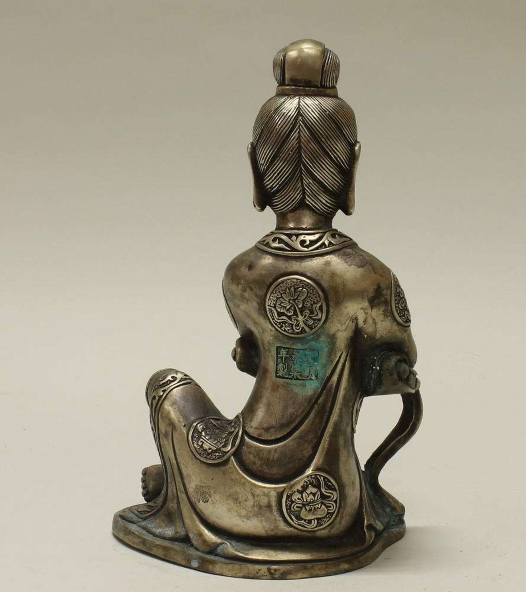 Reserve: 80 EUR        Sitzende Guanyin, China, 20. Jh., Silber plated, rückseitig gemarkt, 28 cm - Image 3 of 4