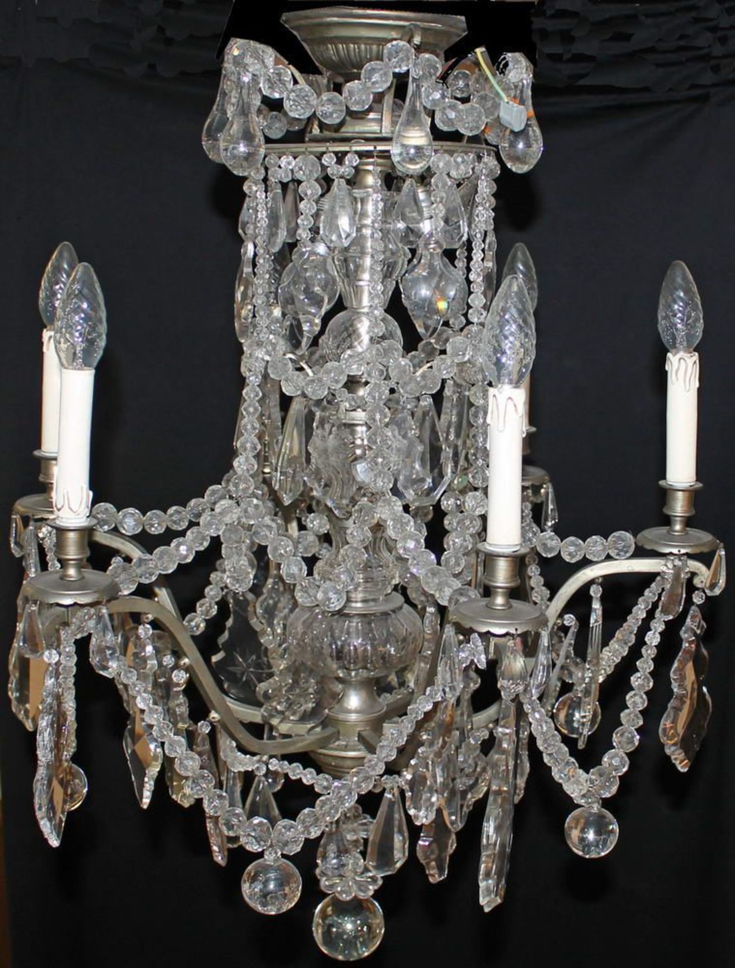 Reserve: 560 EUR        Hängelampe, Frankreich, um 1900, Metall, mit reichem Glasbehang,