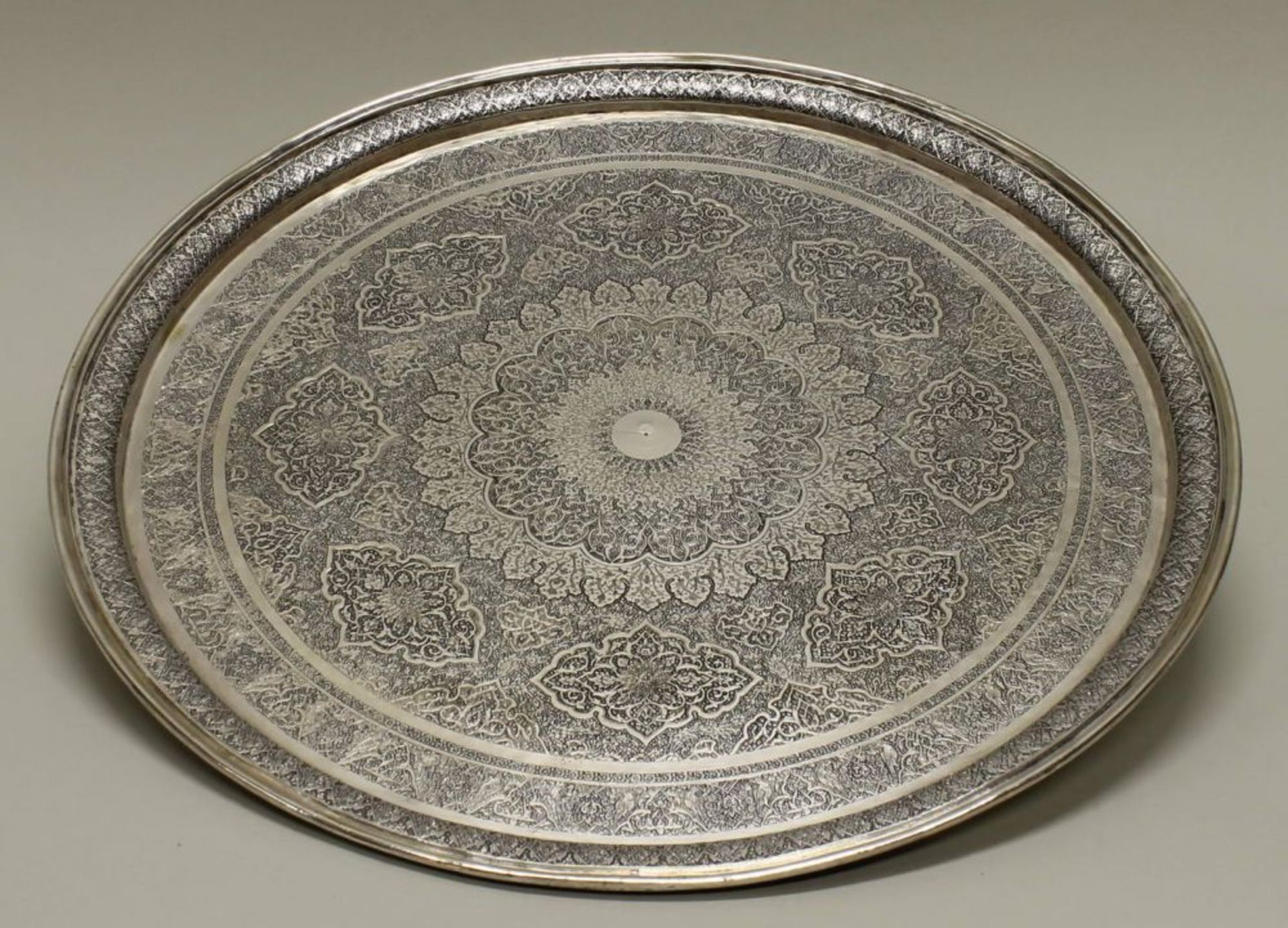 Reserve: 480 EUR        Tablett, Silber 840, Persien, ornamental, ø 40 cm, ca. 1.140 g