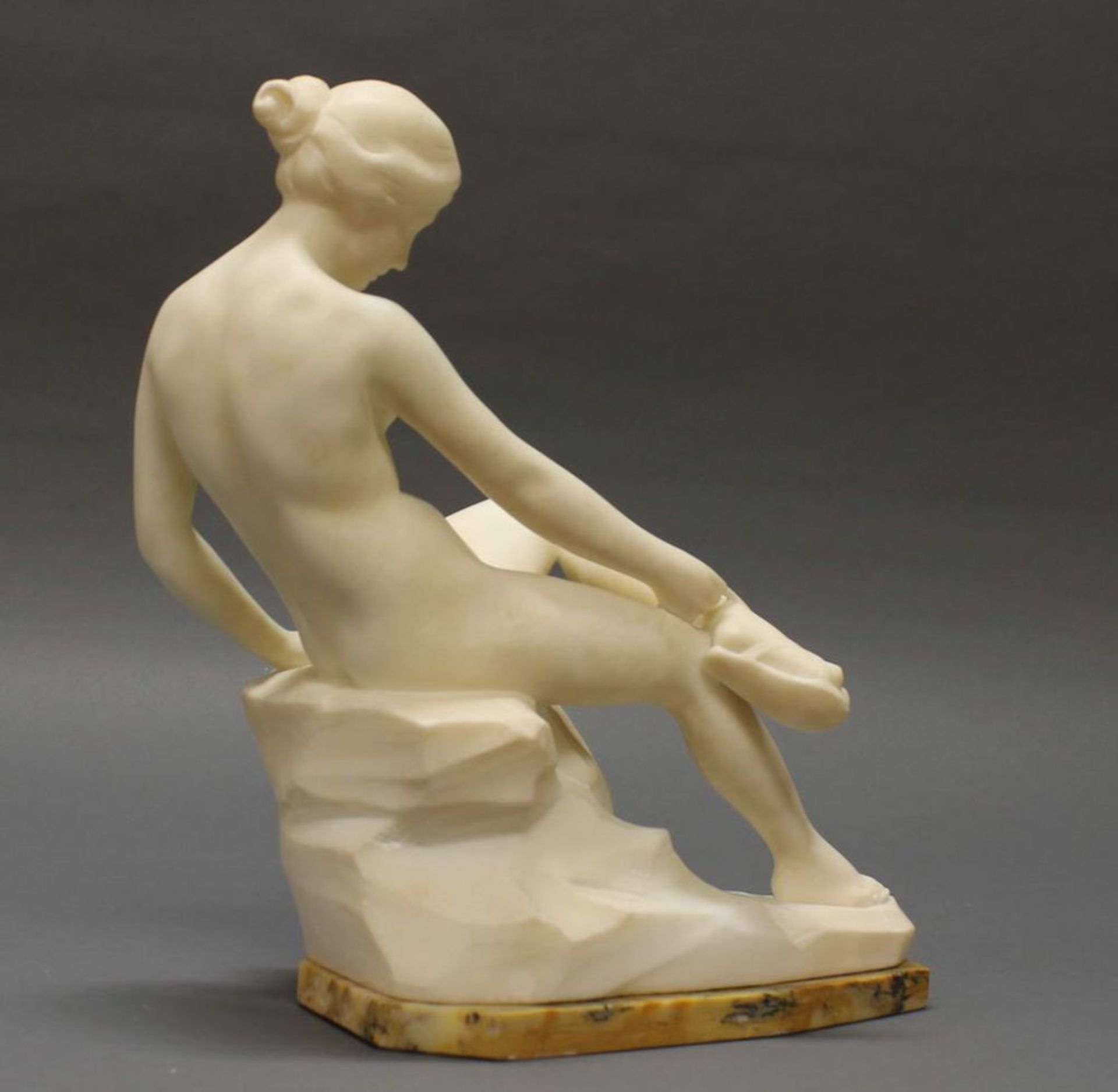 Reserve: 120 EUR        Skulptur, Alabaster, "Sandalenbinderin", 31 cm hoch, Zeh bestoßen, Fuß mit - Image 5 of 6