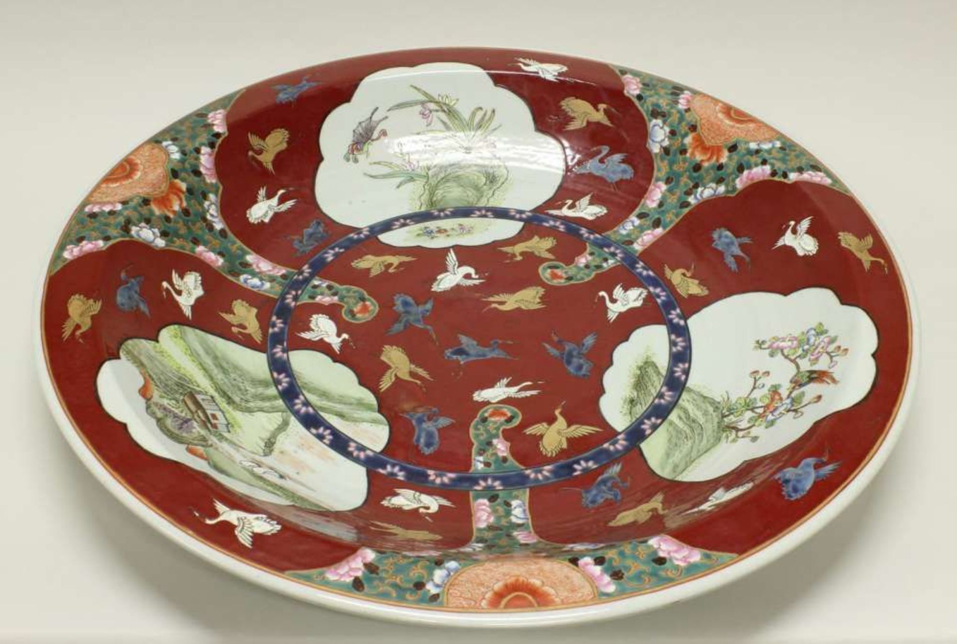 Reserve: 200 EUR        Platte, China, 20. Jh., Porzellan, im japanischen Stil, polychrom, - Image 2 of 2