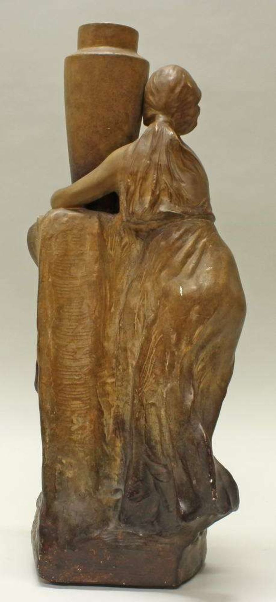 Reserve: 100 EUR        Figur, "Mädchen an Vase", Gips, patiniert, bezeichnet R. Aureli, - Image 6 of 10