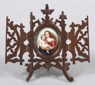 Porzellanminiatur "Madonna m. Kind" Porzellan/Holz, um 1900 Ovalplatte (6 x 5 cm) m. feiner Staffage