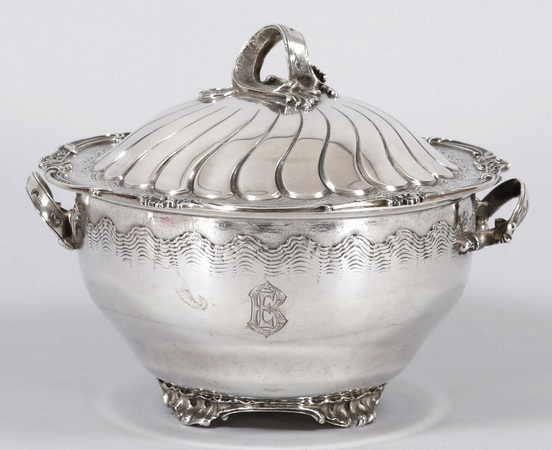 Gr. Terrine 800er Silber, C. Heisler/Sy & Wagner, um 1900 Auf Rocaillestand die rd. Schale m.