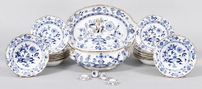 Gr. Suppen-Service Porzellan, Meissen, Mitte 19.Jh. "Zwiebelmuster"-Dekor m. Goldrand. Seltener,