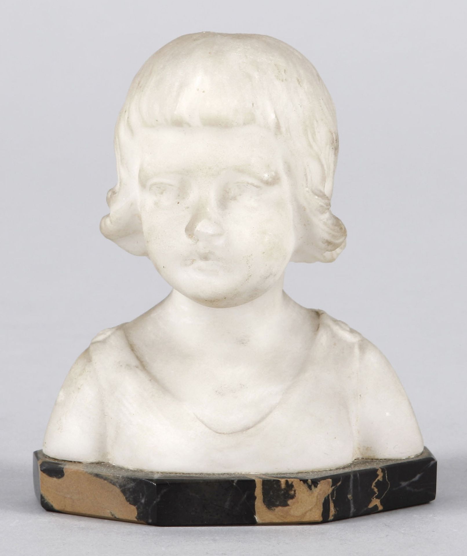 Kl. Mädchenbüste Alabaster, um 1900 Montiert auf oktogonalem Steinsockel das Mädchen m. gewelltem