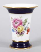 Kratervase Porzellan, Meissen, 1.H.20.Jh. Auf eingezogenem, kobaltblauem Rundstand die klassische