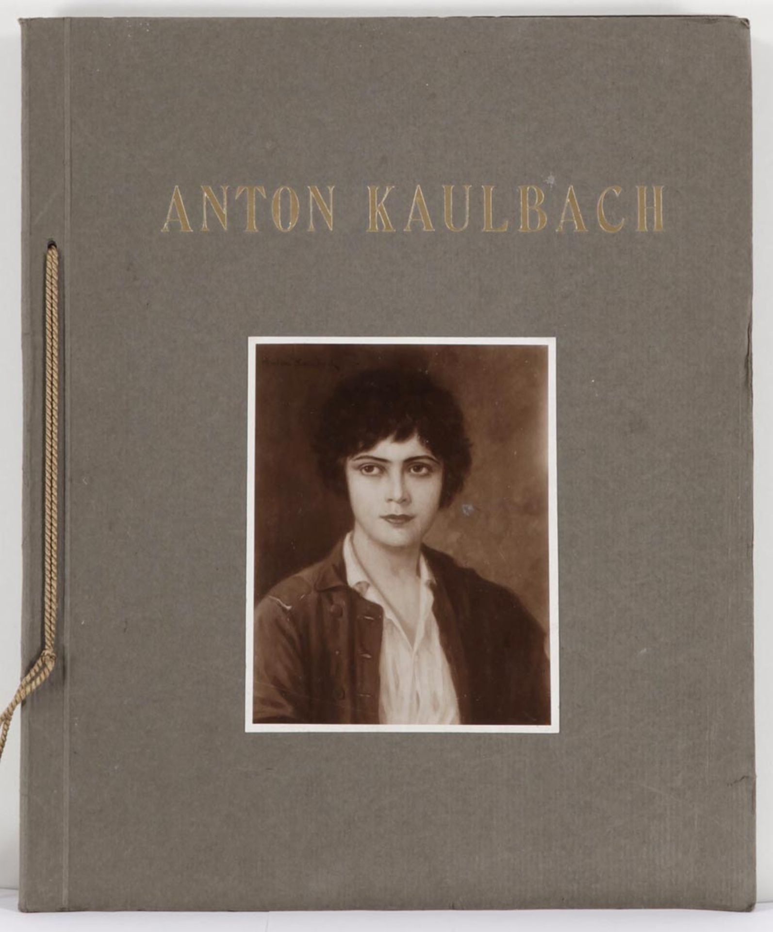 Kaulbach, Anton 1864 Hannover - 1930 Berlin Portrait einer jungen Frau als Knabe, m. Hut u. Fell - Bild 3 aus 4