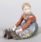 Trachtenfigur "Mädchen mit Blumengirlande aus Jütland" Porzellan, Kgl. Kopenhagen, 20.Jh. Aus der
