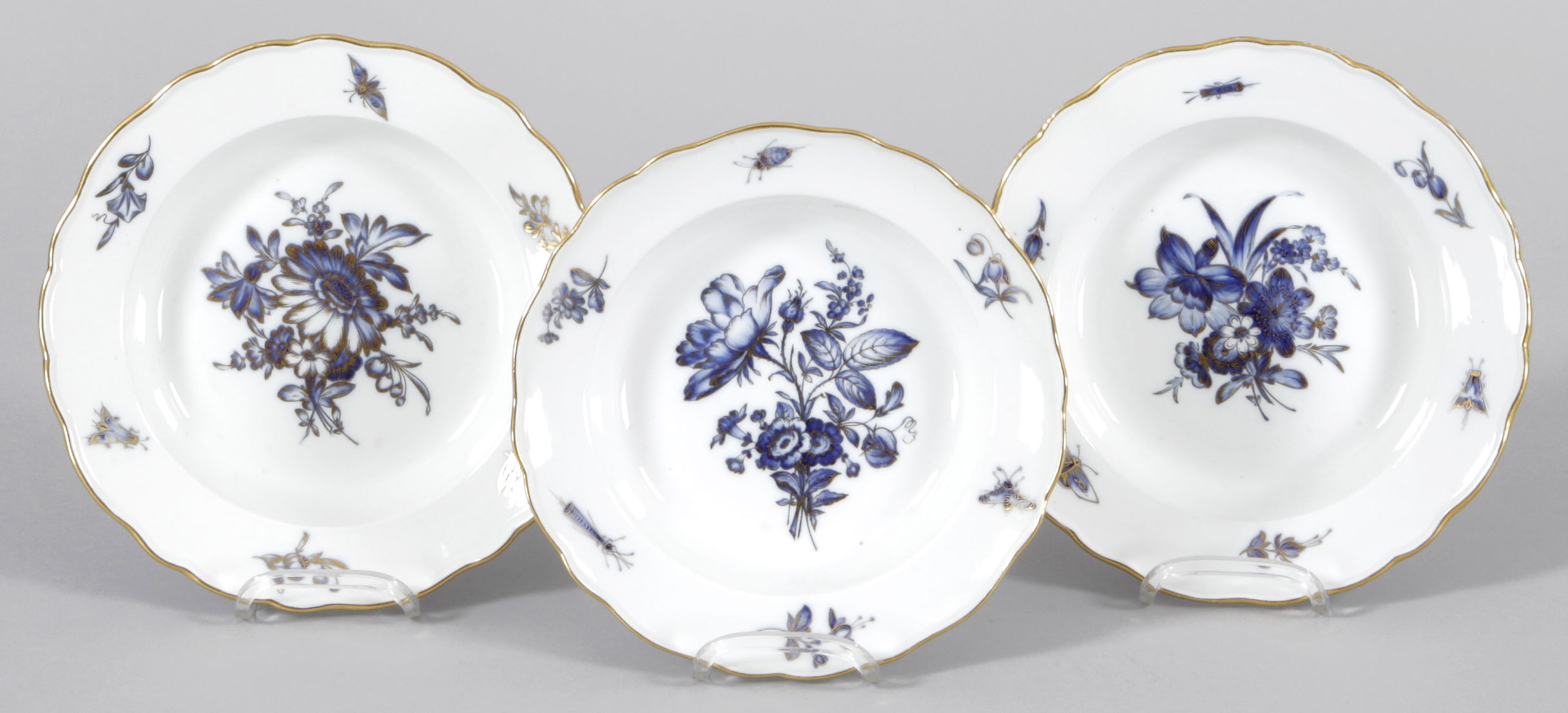 3 Suppenteller Porzellan, Meissen, um 1900 Dekor "Blaue Blume" m. Insekten, goldgehöht. Form "