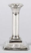 Kl. Leuchter Sterling Silber, Birmingham, 1934 Auf getrepptem Quadratstand (gewichtet) der 1-