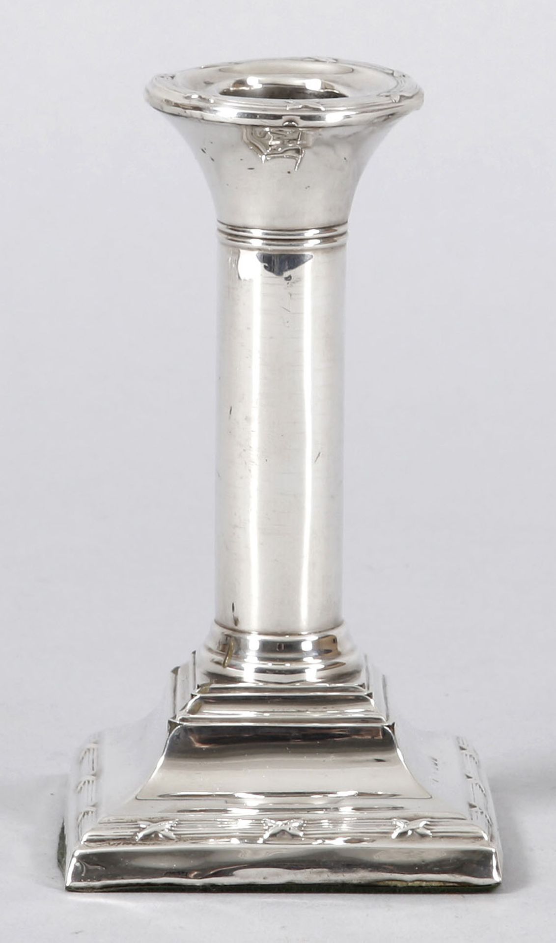 Kl. Leuchter Sterling Silber, Birmingham, 1934 Auf getrepptem Quadratstand (gewichtet) der 1-