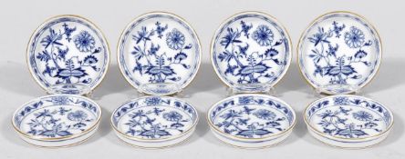 8 Untersetzer Porzellan, Meissen, 2.H.19.Jh. Klassische Weinglas-Untersetzer. "Zwiebelmuster"-