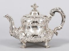 Viktorianische Teekanne Sterling Silber, London, um 1850 Auf Volutenfüßen die gebauchte Kanne m.