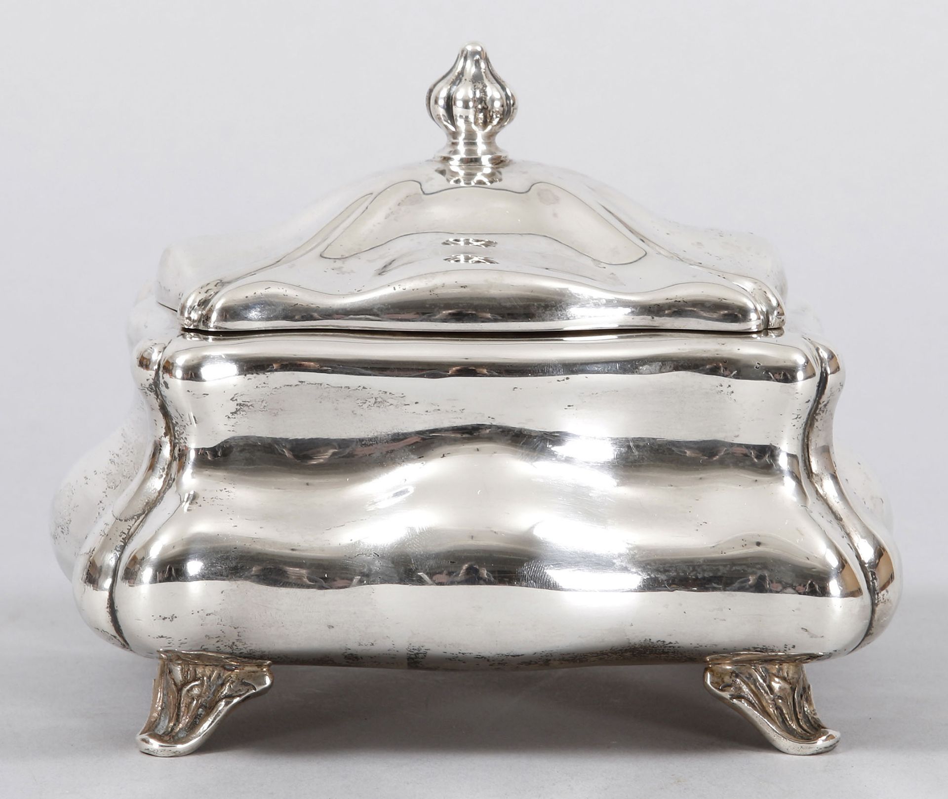 Zuckerdose 835er Silber, um 1900 Auf 4 Rocaillefüßen die passige Rechteckform im "Dresdner