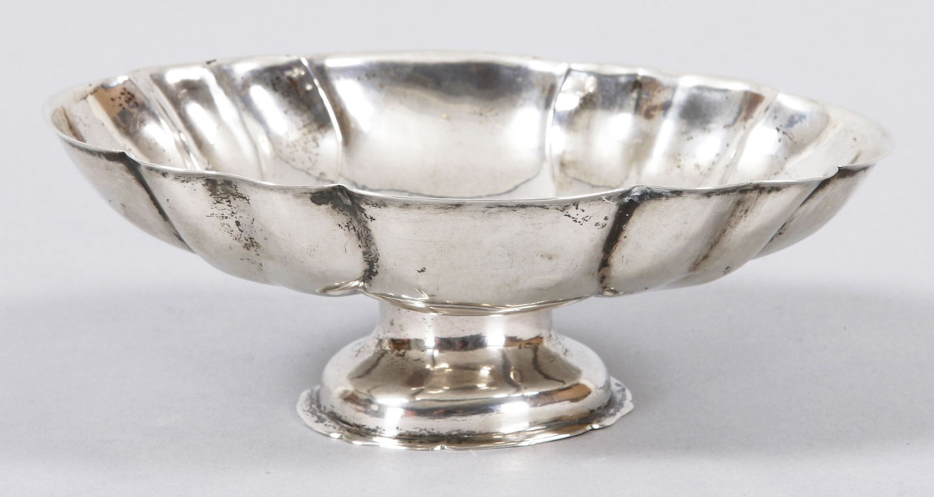 Kl. Fußschale Silber, Augsburg, 1753-55 Auf Ovalfuß (verändert) montiert die passige, barock