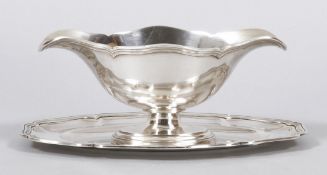 Sauciére 800er Silber, Frankreich, um 1900 "Dresdner Barock".- Auf passigem Ovaltablett montiert.