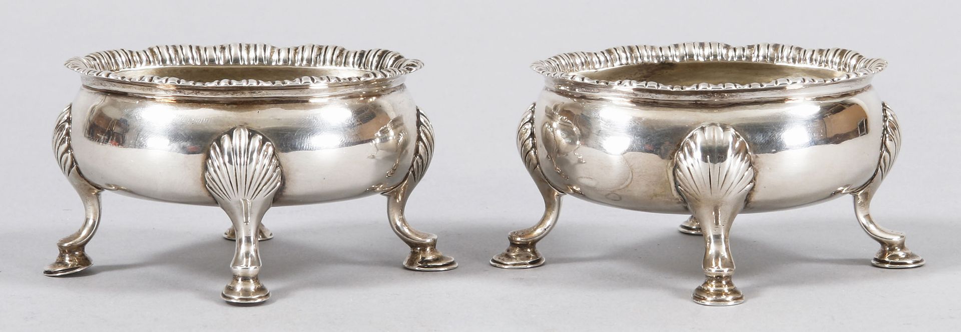 Paar Salièren Sterling Silber, London, 1771 Auf behuften Füßen in Rocaillen endend die gebauchte