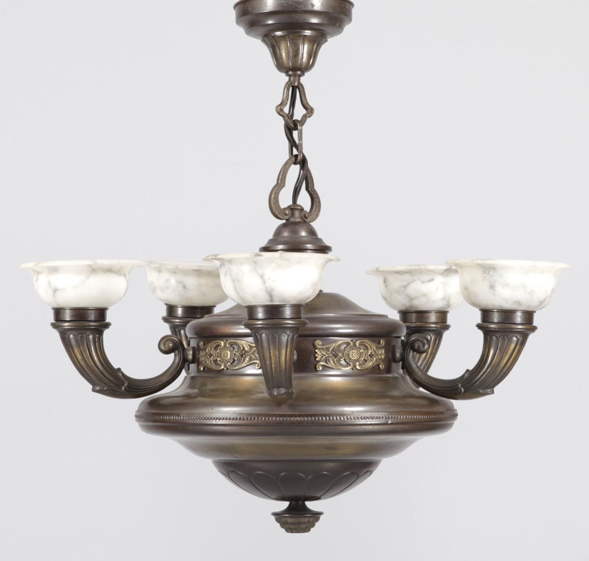 Deckenlampe Messingguss/Stein, Deutschland, 1920er Jahre Gedrückter Balusterkorpus m. 5 Voluten-