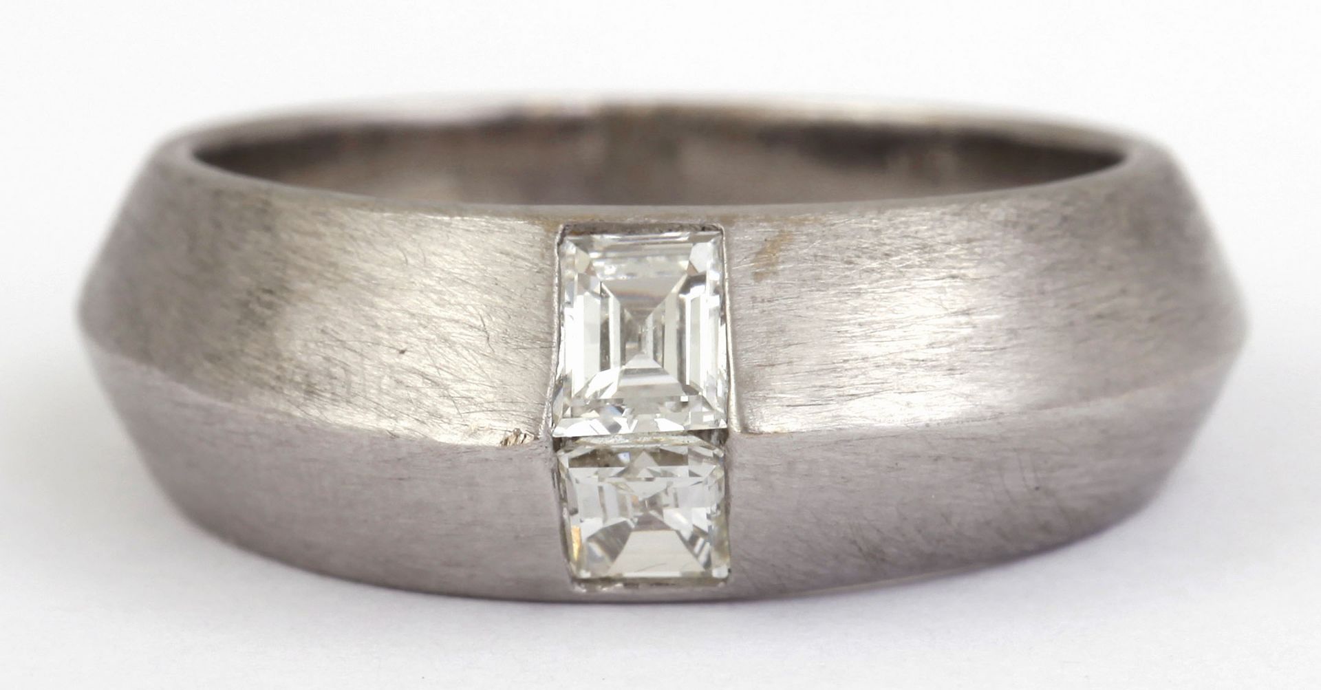 Diamant-Ring 750/-WG, 20.Jh. 2 Diamant-Baguettes, zus. ca. 0,6 ct. tw vvs, betonen den modernen,