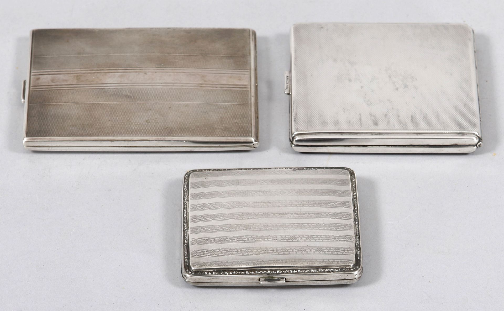 3 Zigarettenetuis 800/835er Silber/versilbert, um 1900/20 In variier. Ausführungen, u.a.