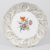 Schale Porzellan, Meissen, 20.Jh. Prunkdekor.- Reich reliefierte Fahne, goldgehöht. Polychr.