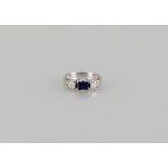 Ring 14ct. white gold with a saphire and two diamonds G/vvsi, each 0.15 ct., size 51, weight 3.7