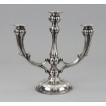Girandole Silber 800 geprägt, dreiarmiger Kerzenleuchter auf rundem Stand, abnehmbare Tüllen mit