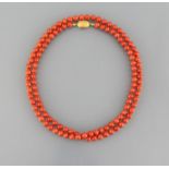 Halskette "Otto Hahn" Choker mit 116 roten Korallkugeln und kleinen Goldringen, langovaler