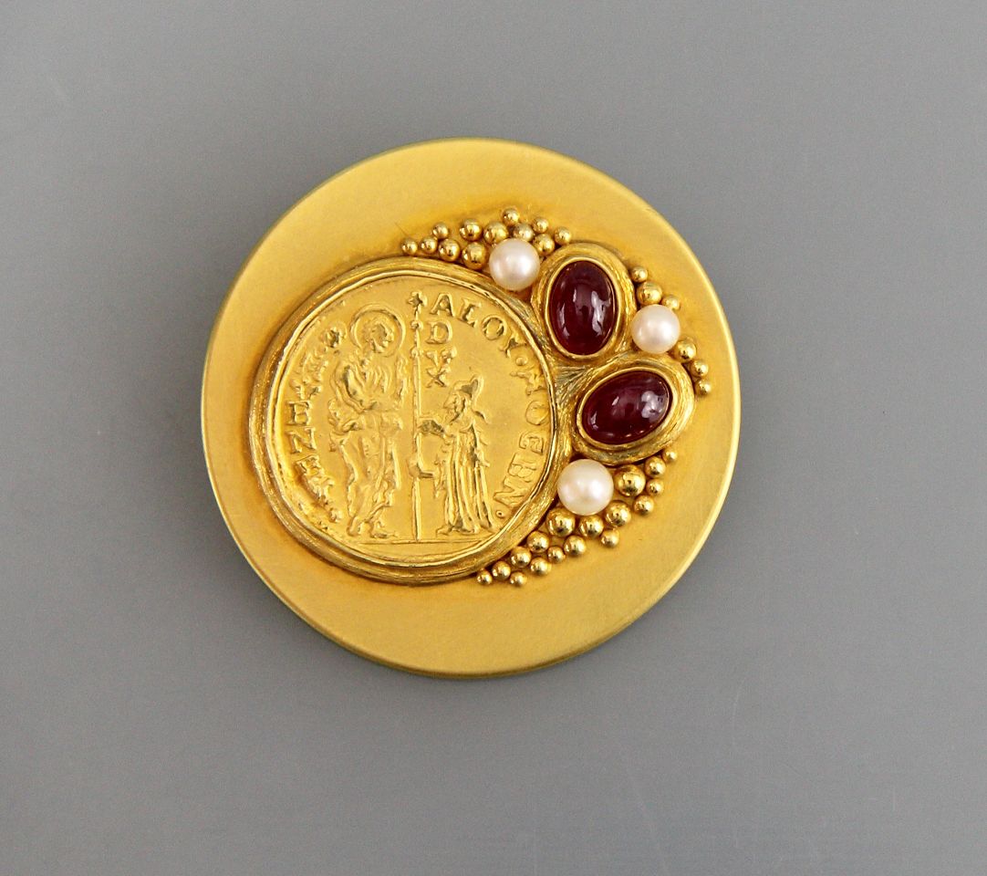 Schwere Brosche "Otto Hahn" Gelbgold 18kt., runde Scheibe mit eingefasster Münze, zwei