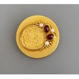 Schwere Brosche "Otto Hahn" Gelbgold 18kt., runde Scheibe mit eingefasster Münze, zwei