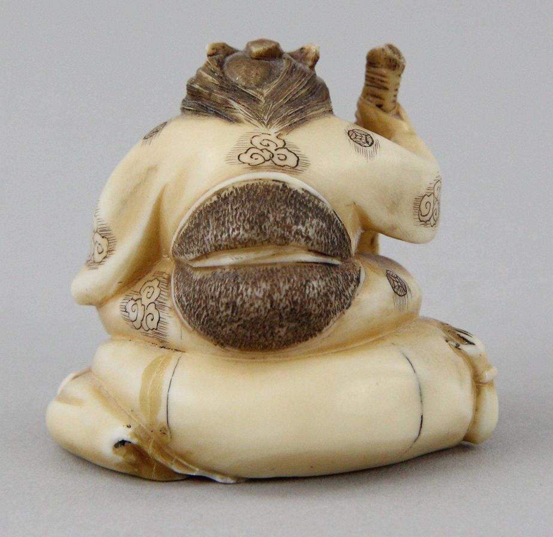 Netsuke "Sh?ki with Oni" Carved and partly coloured walrus tooth, sitting Sh?ki on a large - Image 3 of 5