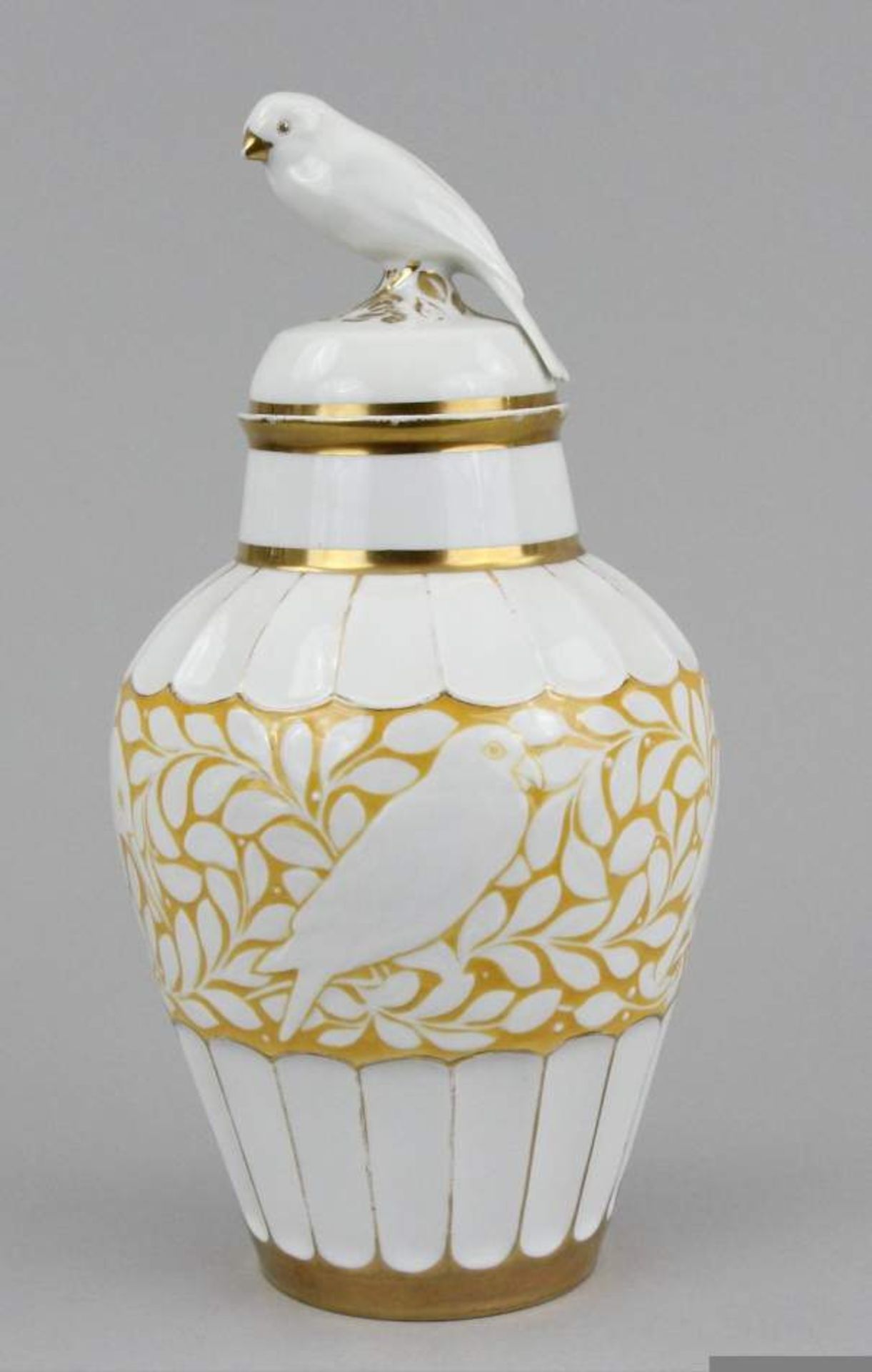 Lidded vase Porcelain with relief, birds with branches and leaves, a bird on the lid, manufakturer´s - Image 2 of 4