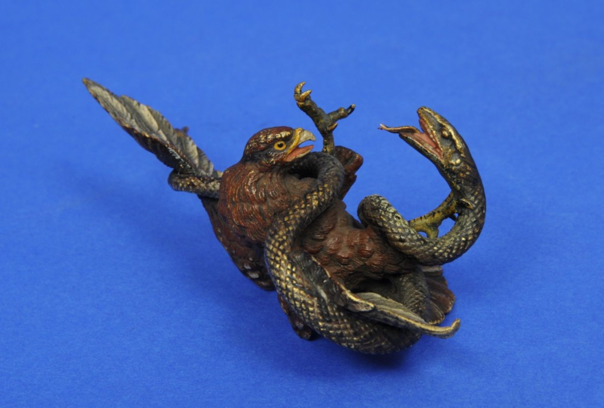 Wiener Bronze, um 1900, "Adler beim Kampf mit der Schlange", Höhe 7 cm, Breite 16 cm, leichter