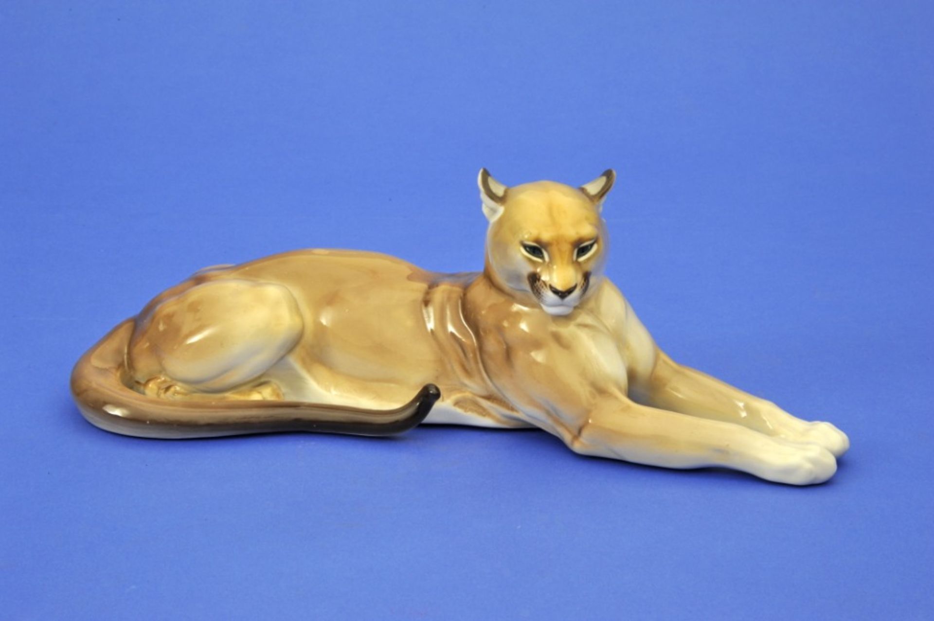 Tierfigur,Liegender Puma, Porzellan, Nymphenburg, um 1900, 40 x 14 cm, 510/140/15Mindestpreis: 800