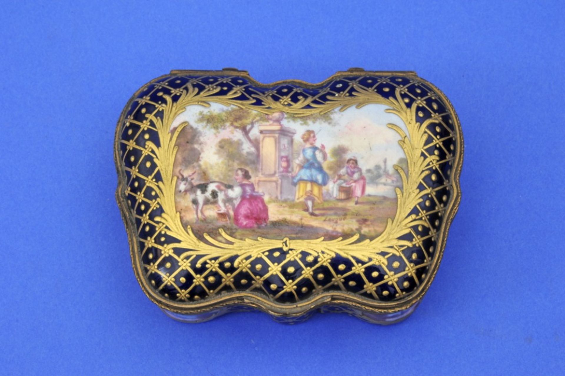 Dose,Porzellan, wohl Sévres, kobaltblau mit netzartiger Vergoldung, signiert Lauque, im Deckel