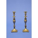 Leuchter-Paar,Breslau um 1840, Silber, gepunzt, Füße ausgegossen, Höhe 32 cm, Gesamtgewicht 500