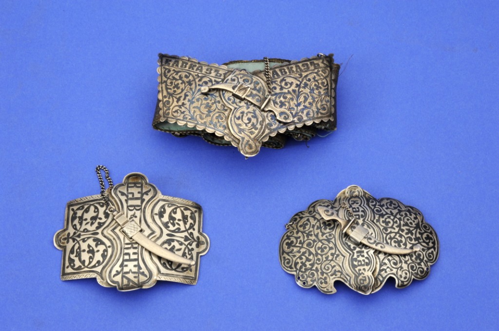3 Gürtelschließen,Russland, um 1880, Tula, Silber, 1 x mit silberdurchwirktem Gürtel,