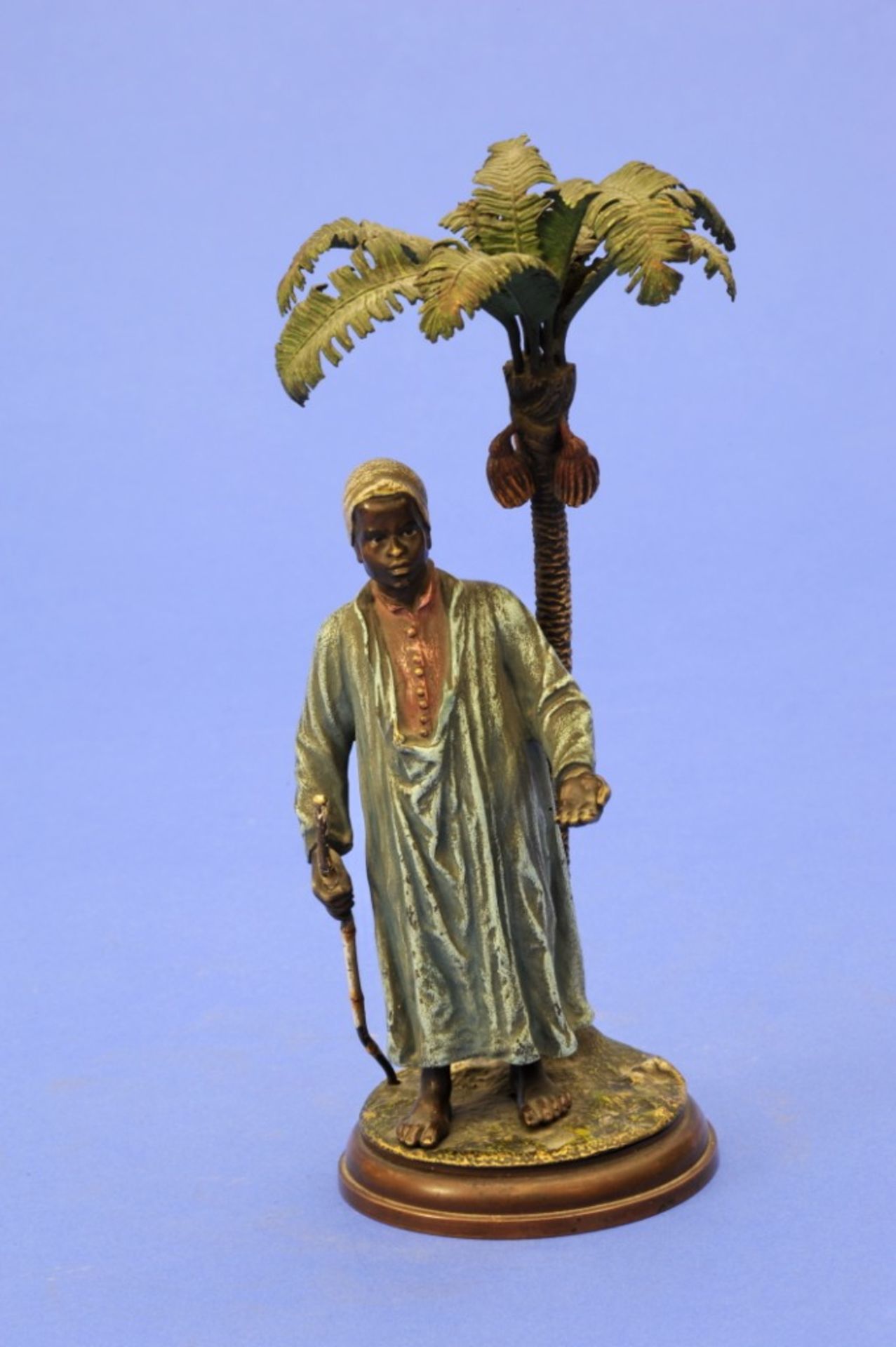 Wiener Bronze,"Arabischer Bettler unter einer Palme", um 1900,  bunte Bemalung, runder Sockel,