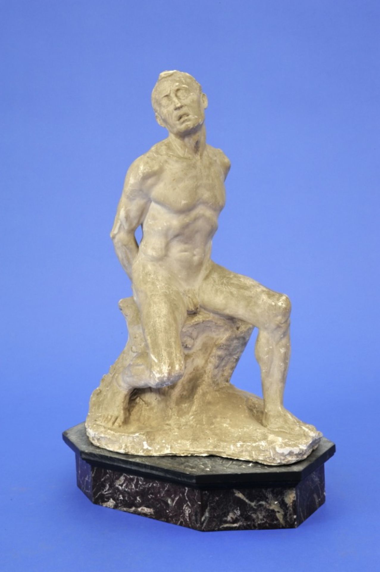 Skulptur,"Männlicher Akt auf einem Felsen sitzend", Gips, um 1930, Höhe 61 cm, Breite 47 cm, 511/