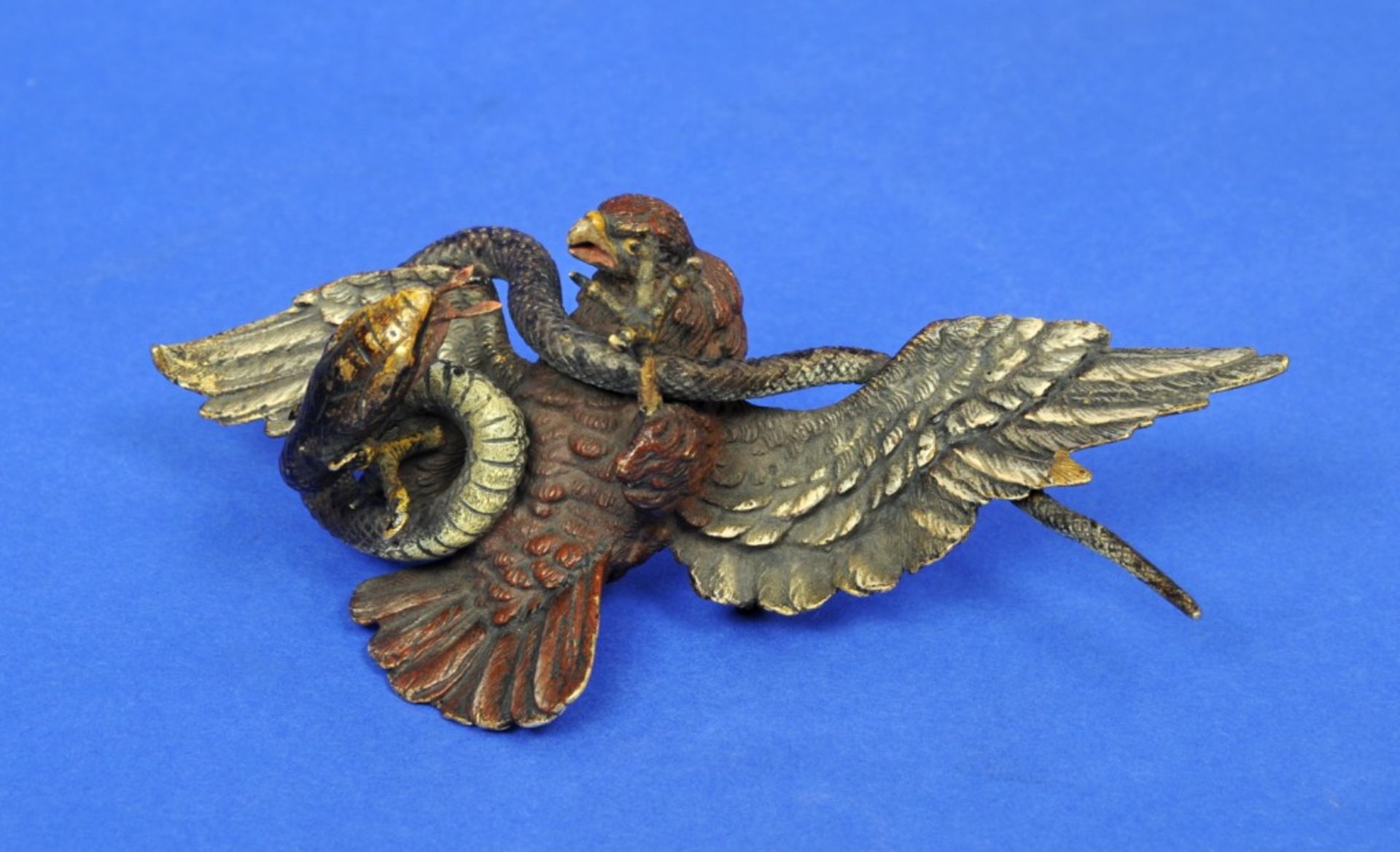 Wiener Bronze, um 1900, "Adler beim Kampf mit der Schlange", Höhe 7 cm, Breite 16 cm, leichter - Bild 2 aus 2